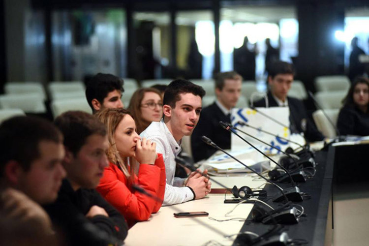 Цвета Караянчева посрещна повече от четиридесет млади кърджалийци в Народното събрание