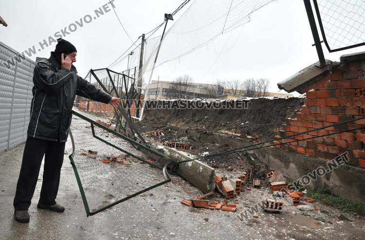 Рухна оградата на Царската гимназия край къща, затвориха улица