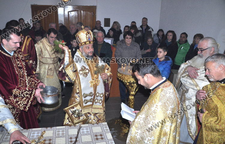 Зарязаха лозови пръчки в храма „Св. Трифон”, владиката с водосвет