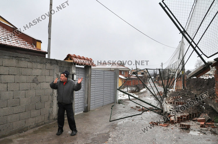 Рухна оградата на Царската гимназия край къща, затвориха улица