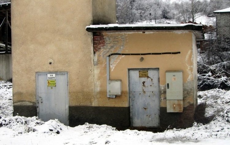 Проблеми с електрозахранването и телефонни връзки заради мокрия сняг 