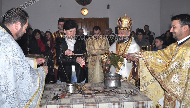 Зарязаха лозови пръчки в храма „Св. Трифон”, владиката с водосвет