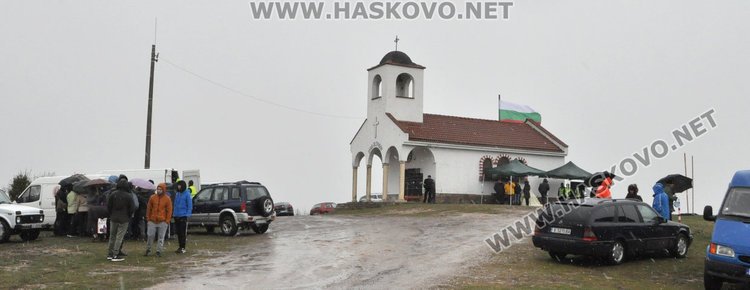 Зарязаха лозови пръчки в храма „Св. Трифон”, владиката с водосвет