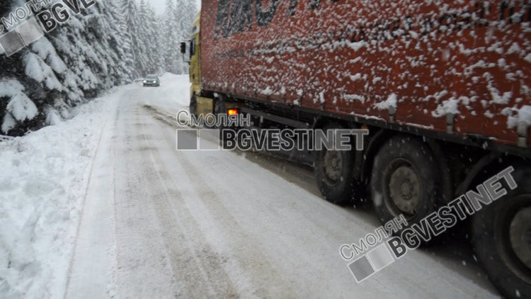 Снеговалежите продължават, предупреждение за преспи и навявания по проходите