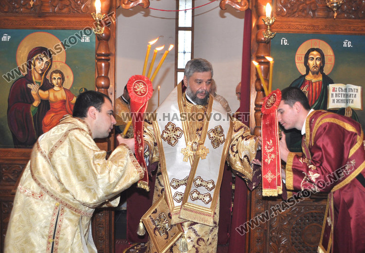 Зарязаха лозови пръчки в храма „Св. Трифон”, владиката с водосвет