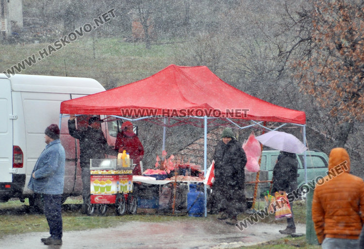Зарязаха лозови пръчки в храма „Св. Трифон”, владиката с водосвет