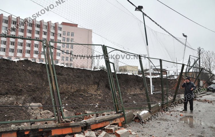 Рухна оградата на Царската гимназия край къща, затвориха улица