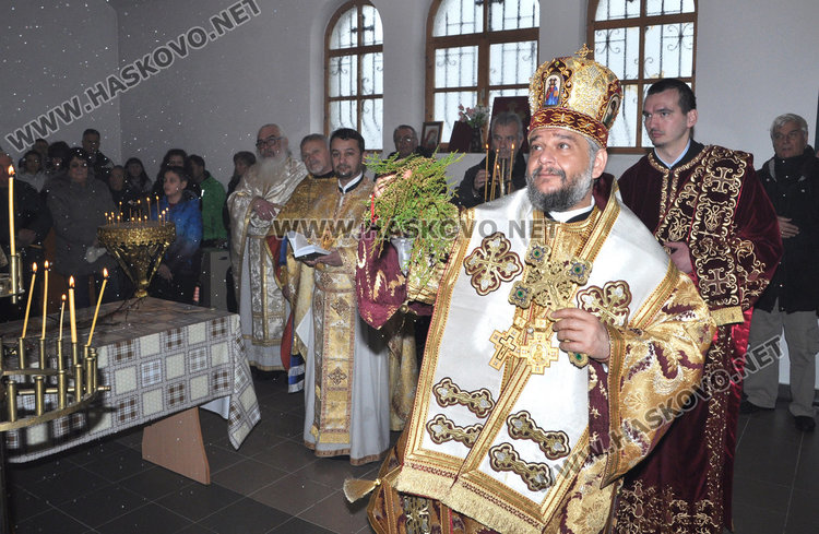 Зарязаха лозови пръчки в храма „Св. Трифон”, владиката с водосвет