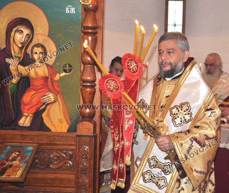 Зарязаха лозови пръчки в храма „Св. Трифон”, владиката с водосвет