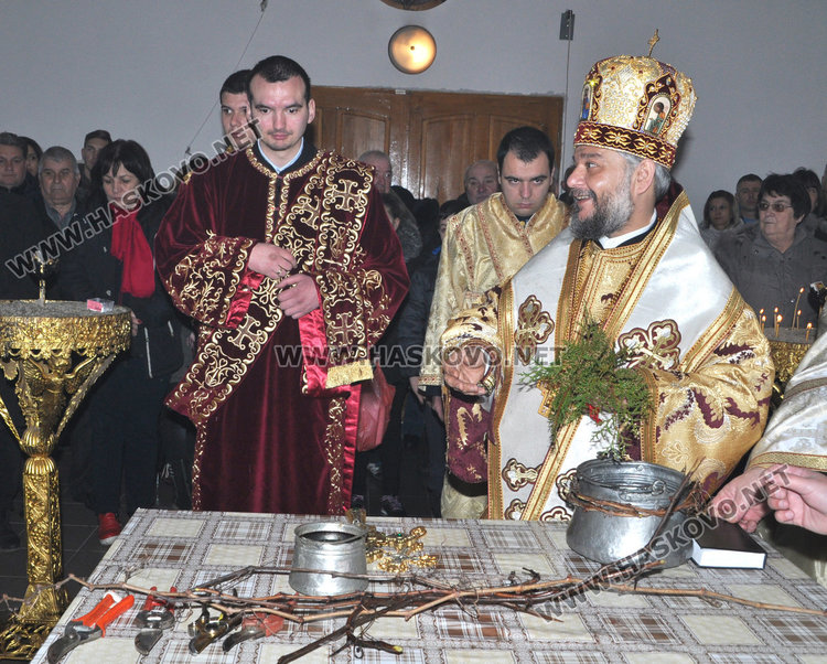 Зарязаха лозови пръчки в храма „Св. Трифон”, владиката с водосвет