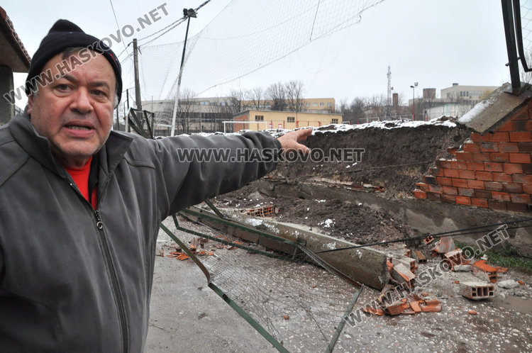 Рухна оградата на Царската гимназия край къща, затвориха улица