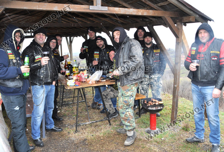 Зарязаха лозови пръчки в храма „Св. Трифон”, владиката с водосвет
