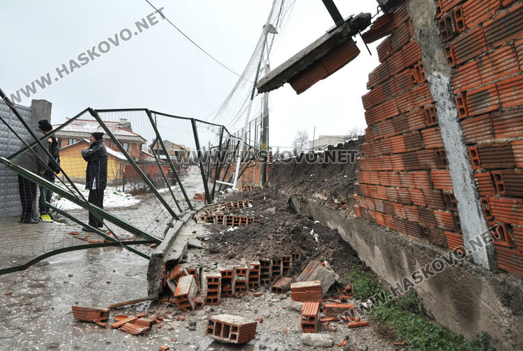 Рухна оградата на Царската гимназия край къща, затвориха улица
