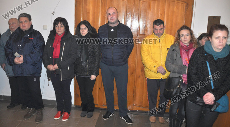 Зарязаха лозови пръчки в храма „Св. Трифон”, владиката с водосвет