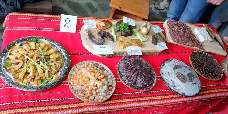 Кой казва,че родопчани нямат майсторски мезета, питат всички, опитали от вкусотиите на широколъчани, изложени на празника на мезето