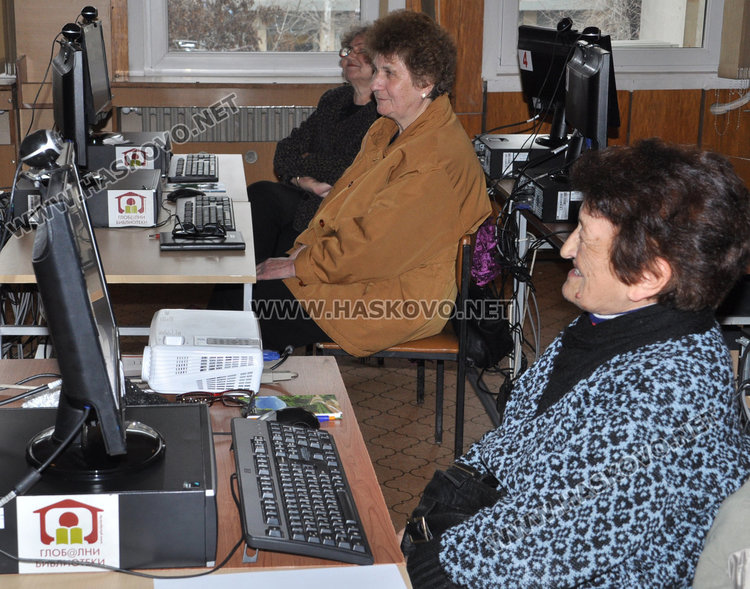 Безплатни уроци за пенсионери в библиотеката как се сърфира в интернет