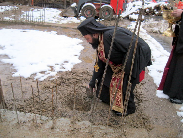 Три осветени камъка бяха положени в основите на нов градеж старото училище в Устово