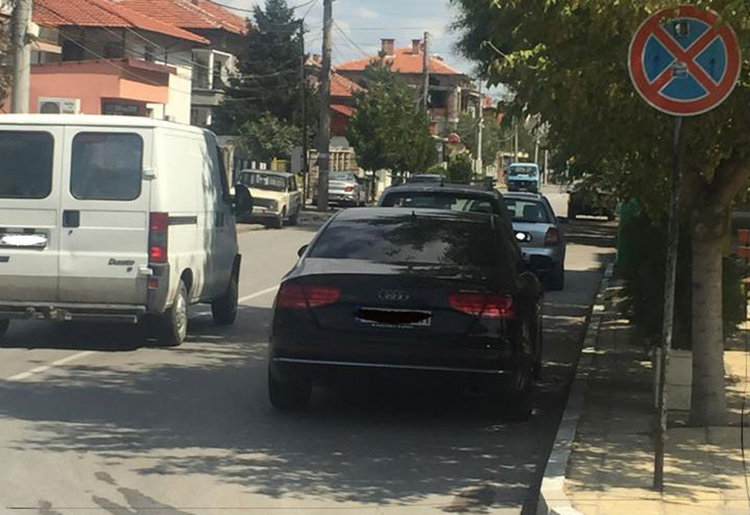 Неизвестен премахна знака „Забранено спирането“ пред „Хипнозата“