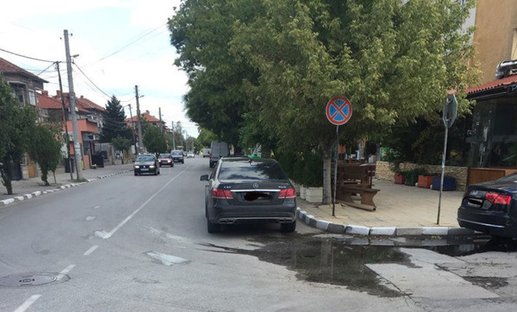 Неизвестен премахна знака „Забранено спирането“ пред „Хипнозата“