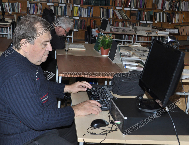 Безплатни уроци за пенсионери в библиотеката как се сърфира в интернет
