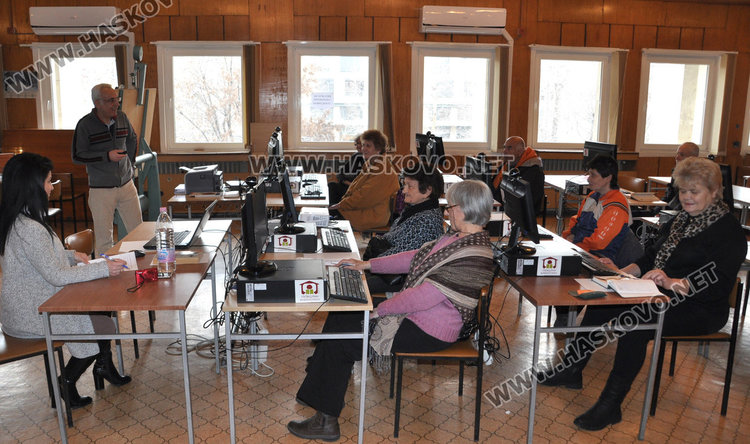 Безплатни уроци за пенсионери в библиотеката как се сърфира в интернет