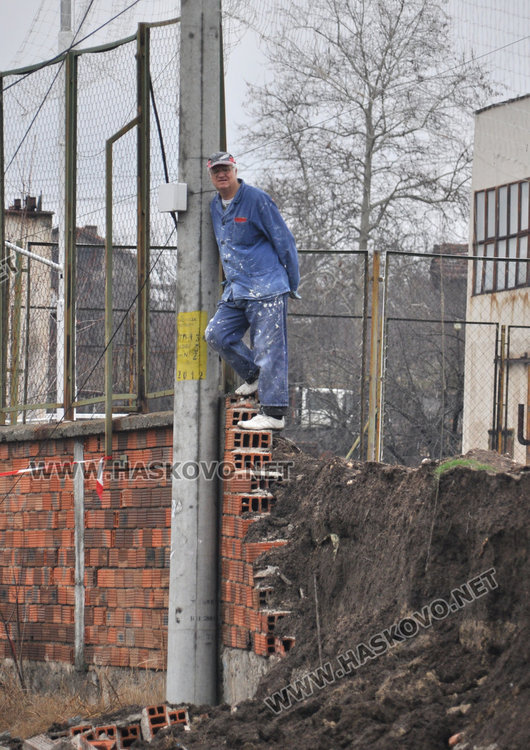 Проверяват документите за рухналата ограда на Строителната гимназия