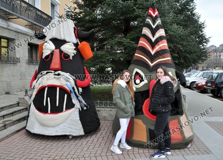 Гигантските маски от „Кукерландия“ с гастрол в Хасково