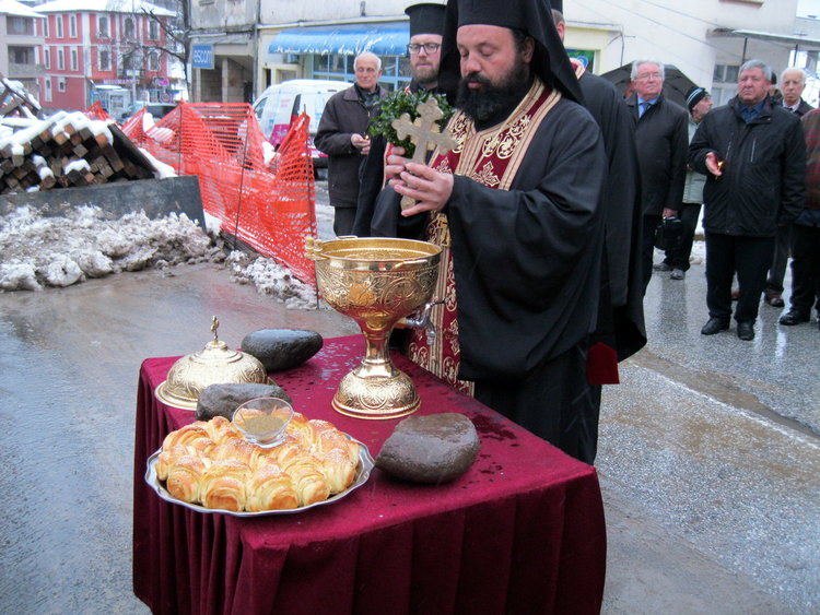 Три осветени камъка бяха положени в основите на нов градеж старото училище в Устово