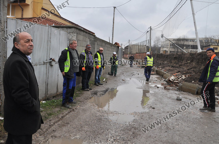 Проверяват документите за рухналата ограда на Строителната гимназия