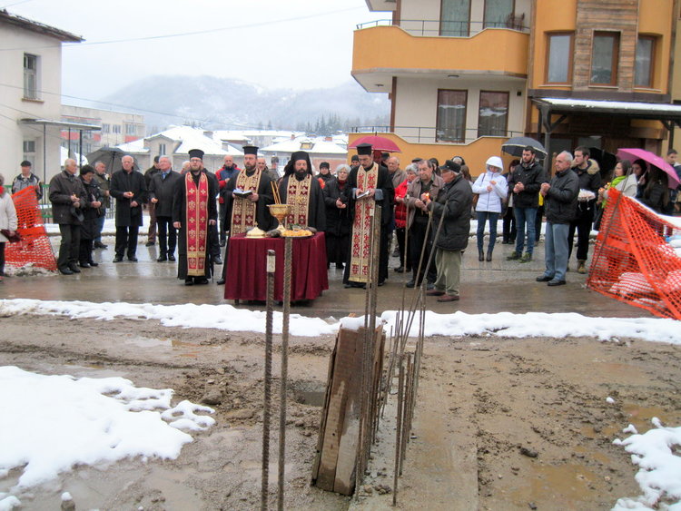 Три осветени камъка бяха положени в основите на нов градеж старото училище в Устово