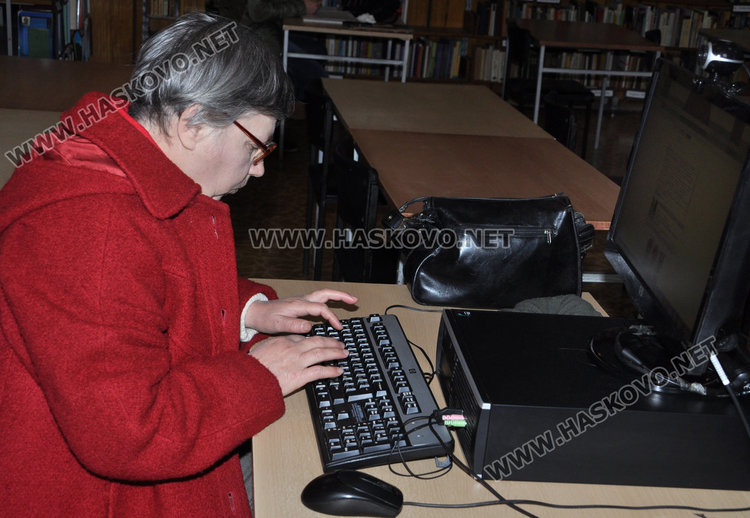 Безплатни уроци за пенсионери в библиотеката как се сърфира в интернет