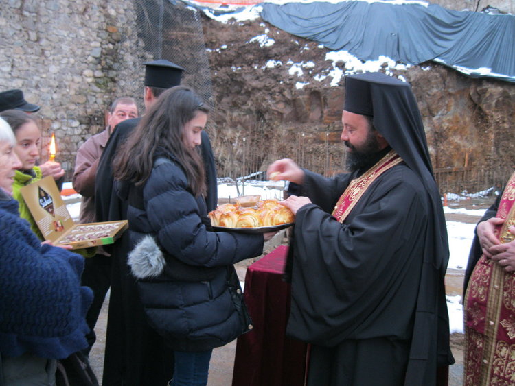 Три осветени камъка бяха положени в основите на нов градеж старото училище в Устово