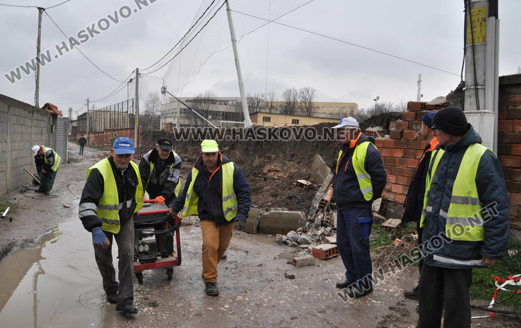 Проверяват документите за рухналата ограда на Строителната гимназия