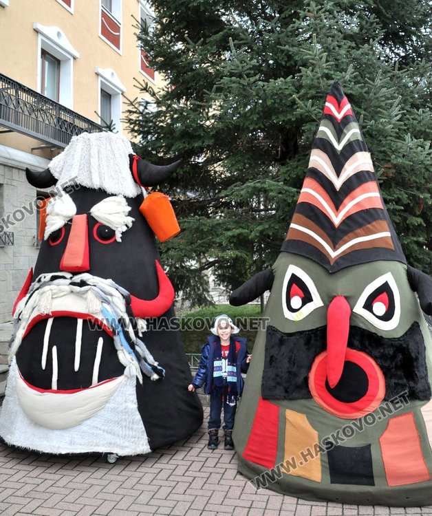 Гигантските маски от „Кукерландия“ с гастрол в Хасково