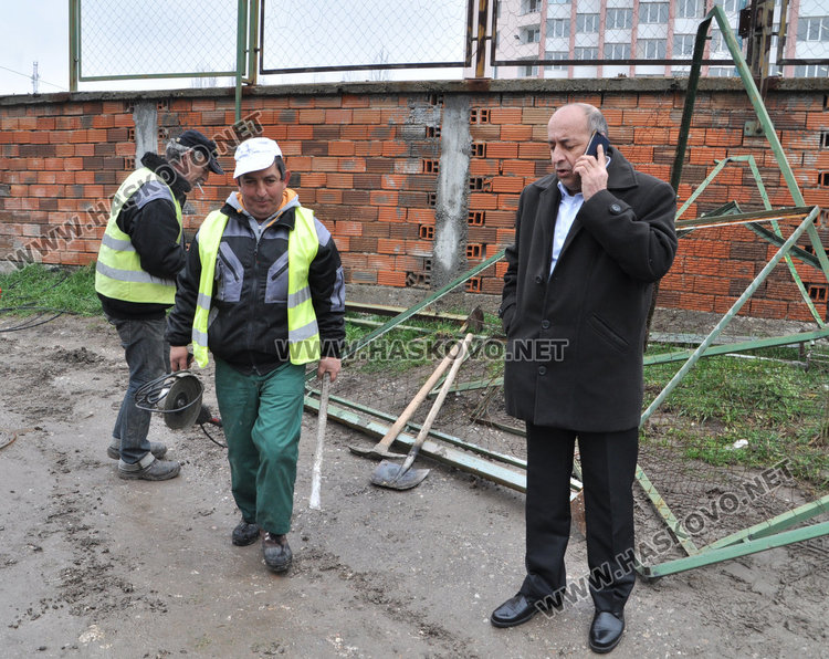 Проверяват документите за рухналата ограда на Строителната гимназия