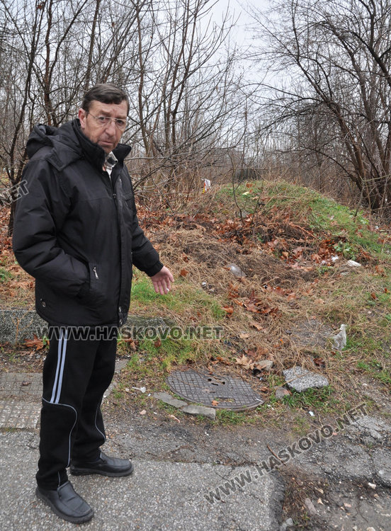 Живко Несторов показва шахтата, през която служители на ВиК пробвали с вома да отпушат канализаицията в бившата казарма
