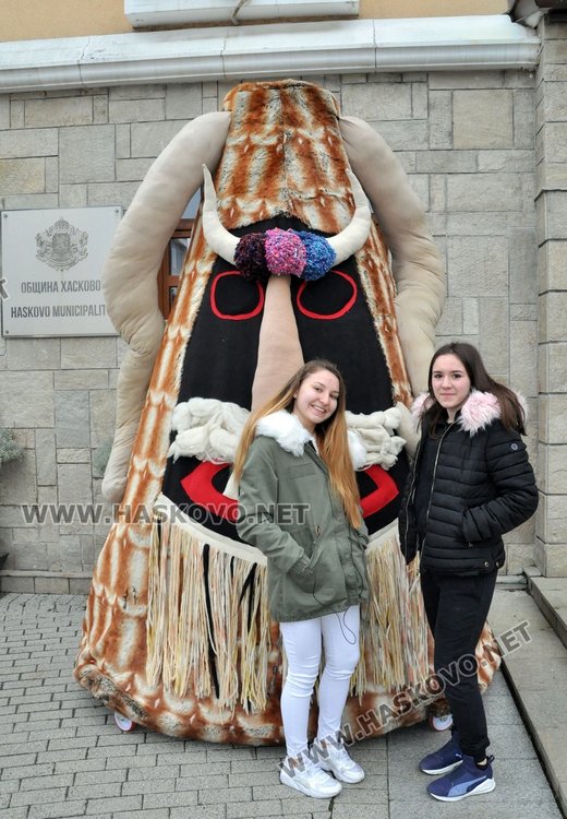 Гигантските маски от „Кукерландия“ с гастрол в Хасково
