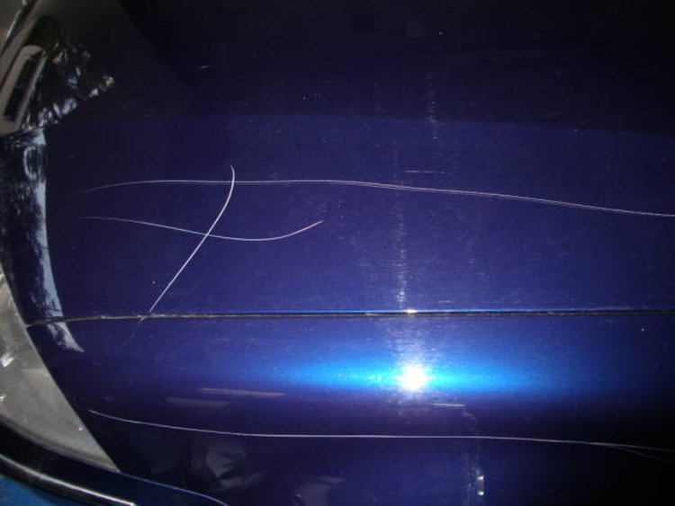 Дирят „художник“ рисувал с пирон върху автомобили в Кърджали