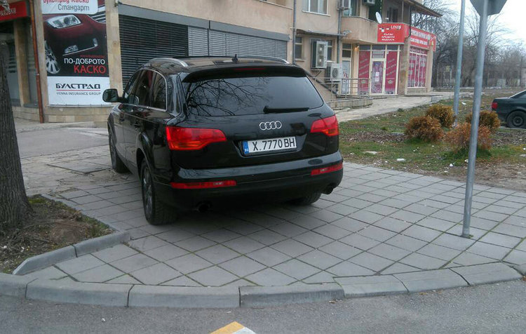 Хасковлия: джип паркира на тротоара до празен паркинг