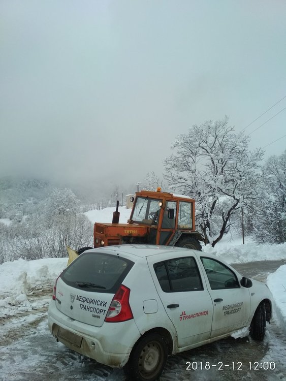 Техника на снегопочистващата фирма спасява заседнали хора на пътя за Мугла