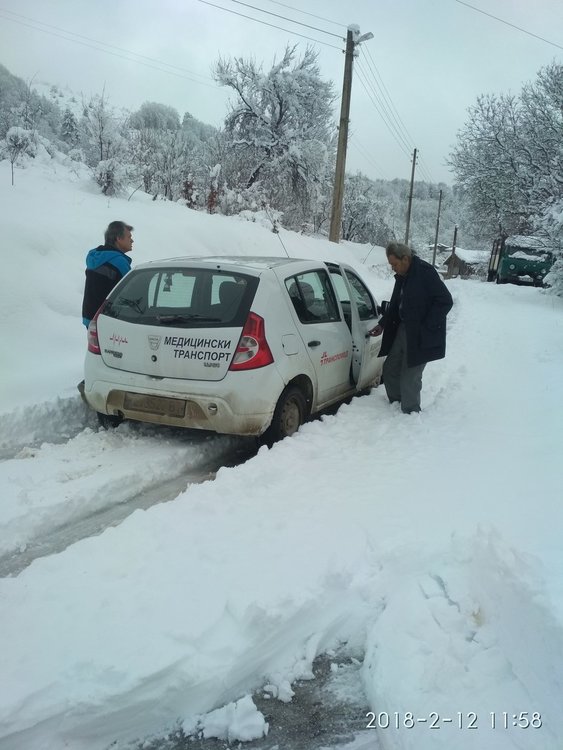 Техника на снегопочистващата фирма спасява заседнали хора на пътя за Мугла