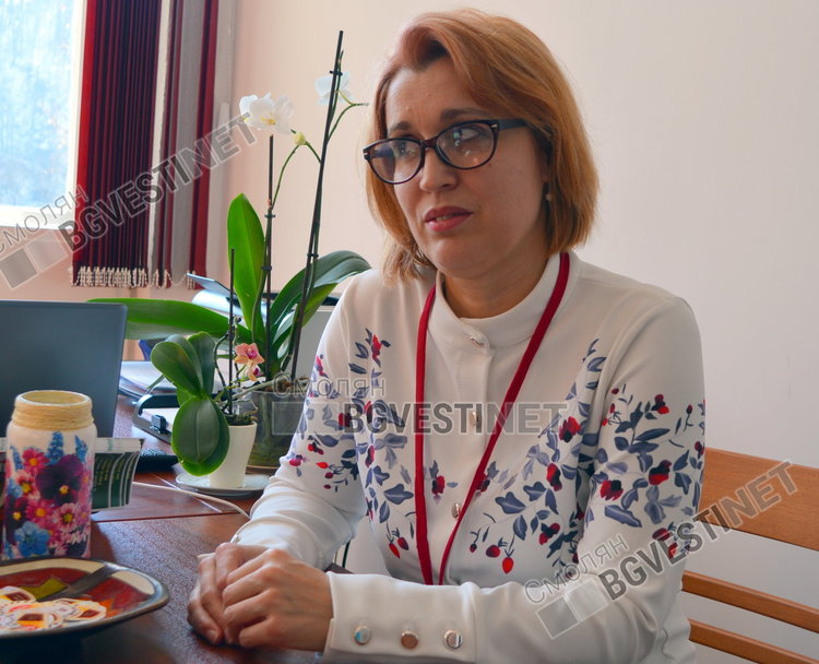 Административният директор Емине Балева лично разговаря с всеки желаещ да получи помощ 