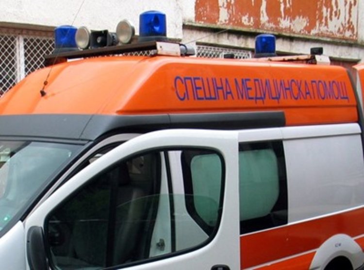 Кола падна от мост в София