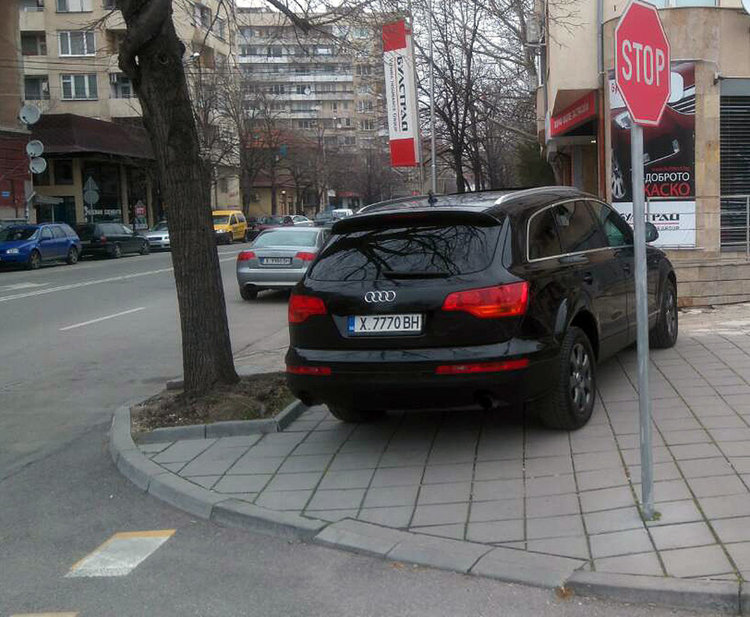 Хасковлия: джип паркира на тротоара до празен паркинг