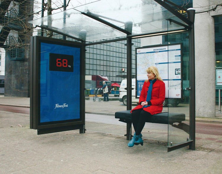 Автобусна спирка показва килограмите