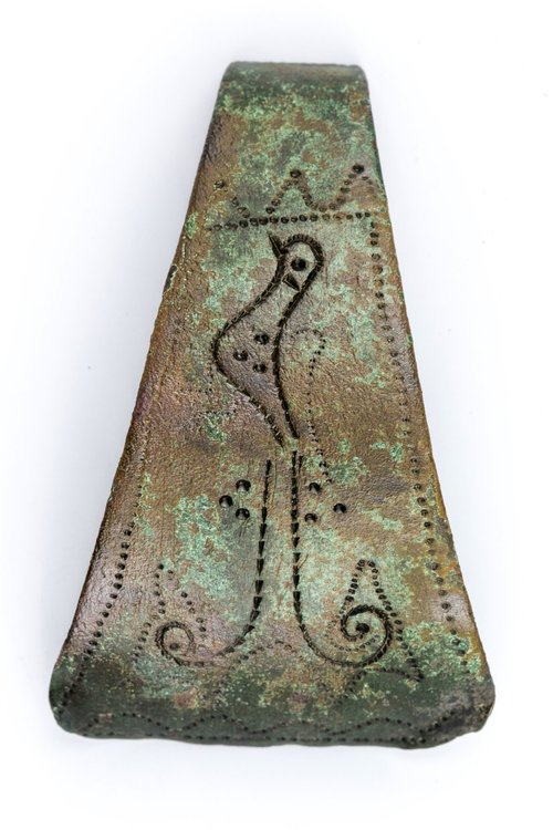 Фрагмент от гривна от ХI век с изображение на паун.