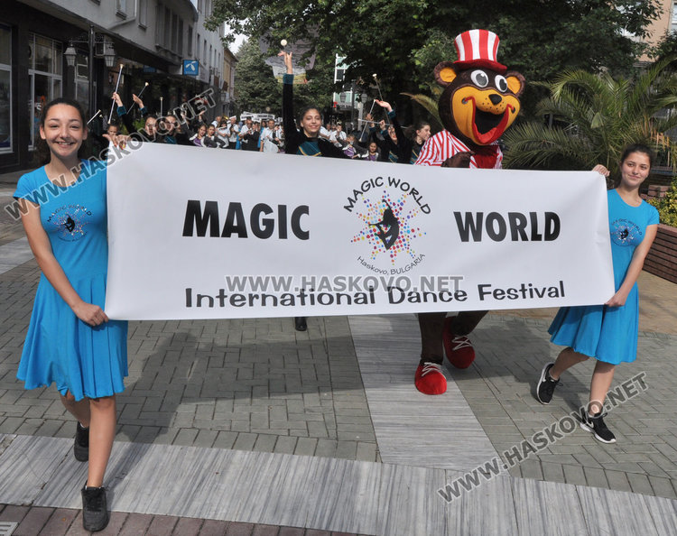 мечето Теди, което е талисман на фестивала 4 Вълшебен свят"