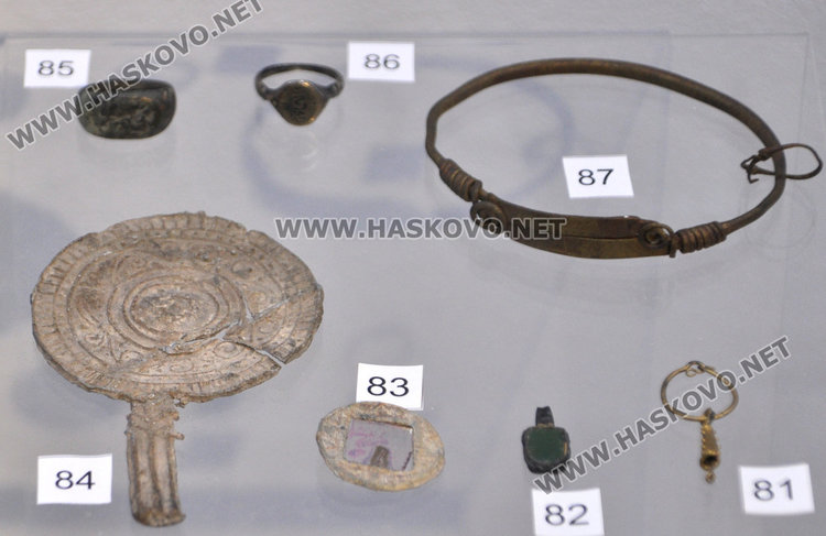 гривни и обеци 