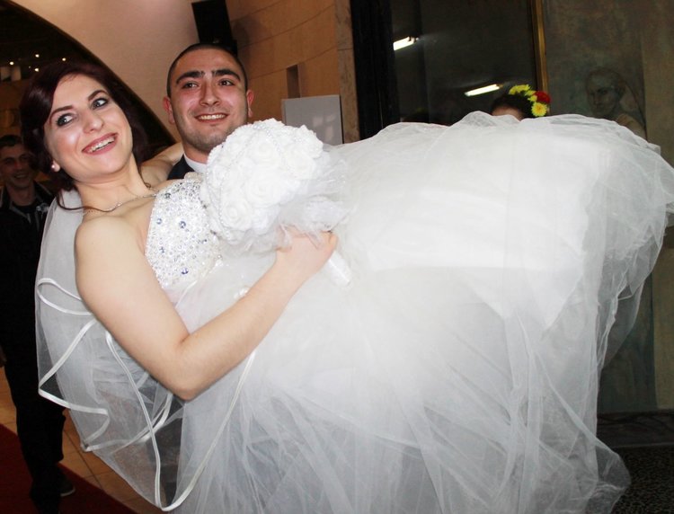 22-годишната Валентина и 20-годишният Валентин от Димитровград избраха деня на влюбените, за да се врекат във вярност