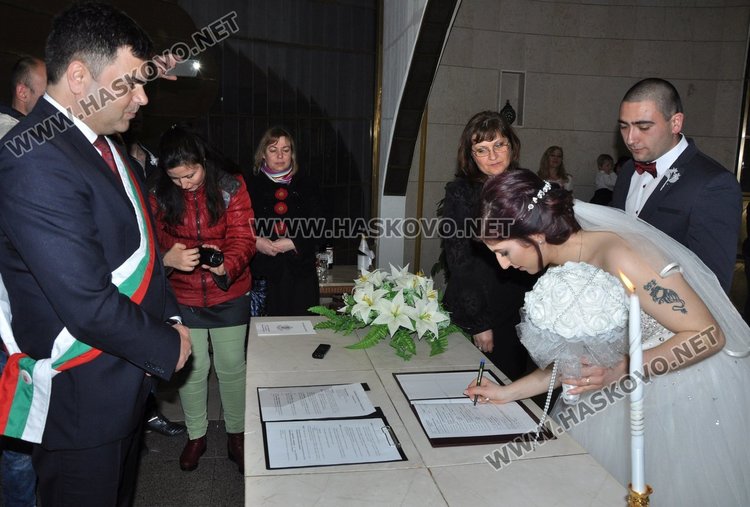 Кметът Иво Димов води ритуала по сключване на гражданския брак